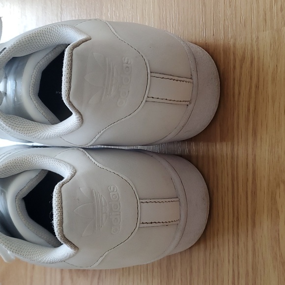 Superstar Adidas white shoes 10.5 - Picture 5 of 13